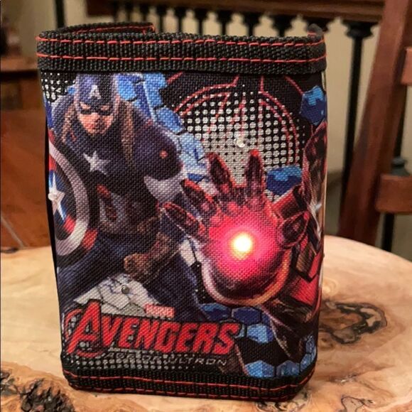 Marvel Avengers Age of Ultron Light Up Wallet - Picture 4 of 8